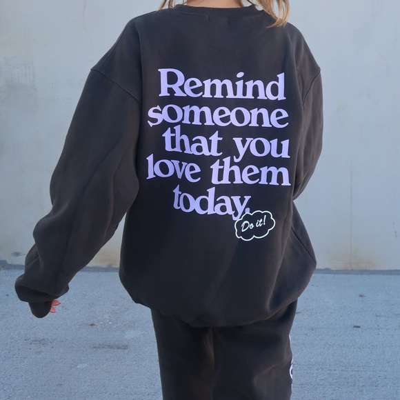 The Mayfair Group Somebody Loves You Graphic Crewneck - Picture 5 of 6